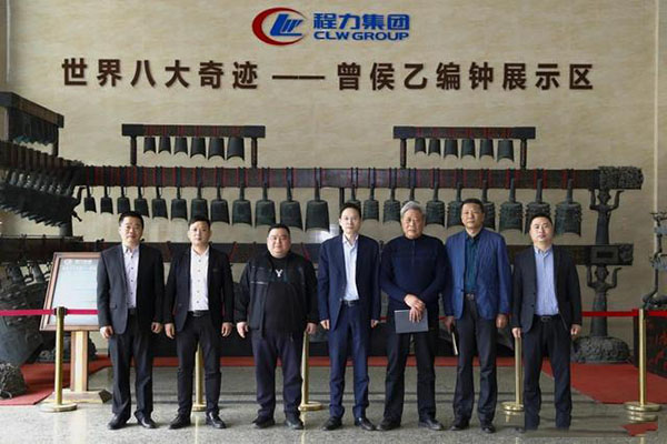 在程力汽車集團總部迎賓大廳，雙方代表觀摩世界八大奇跡編鐘后合影紀念